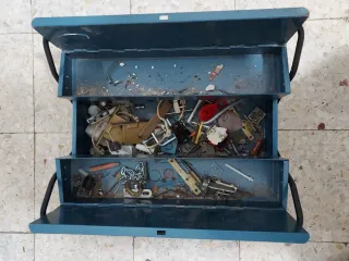Caja de herramientas metálica azul
