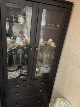 Vitrina de madera y cristal negra