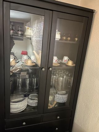 Vitrina de madera y cristal negra