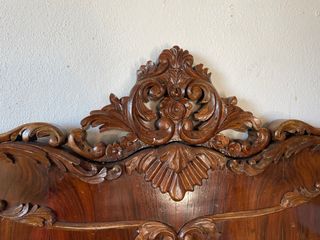 Cama antigua artesanal de madera