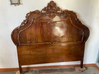 Cama antigua artesanal de madera