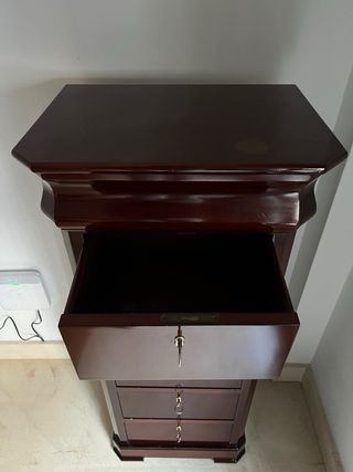 Mueble de madera alto con cajones