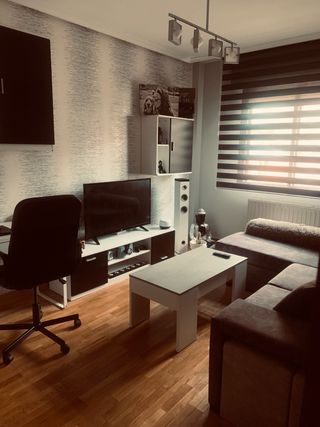 Mueble de salón blanco y negro