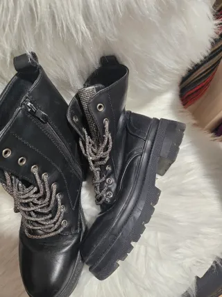 Botines negros con cordones y cremallera