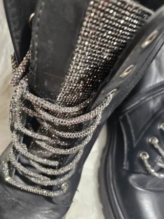 Botines negros con cordones y cremallera