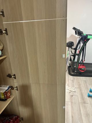 Armario de madera color beige y marrón