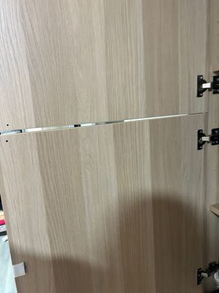 Armario de madera color beige y marrón