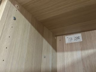 Armario de madera color beige y marrón