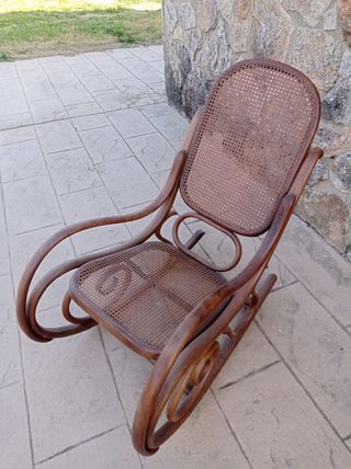 Sillón balancín de madera y ratán