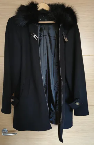 ABRIGO NEGRO CON CUELLO DE PELO