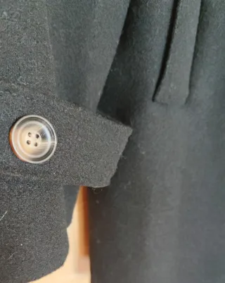 ABRIGO NEGRO CON CUELLO DE PELO