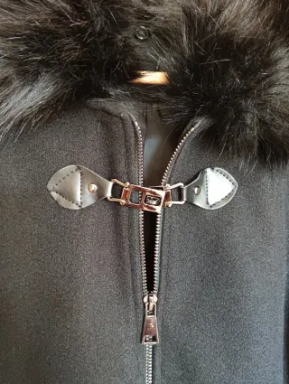 ABRIGO NEGRO CON CUELLO DE PELO