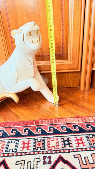 Pantera de porcelana blanca con detalles dorados