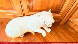 Pantera de porcelana blanca con detalles dorados