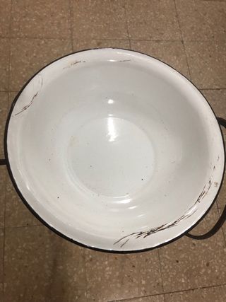 Palanganero antiguo de hierro forjado y cerámica