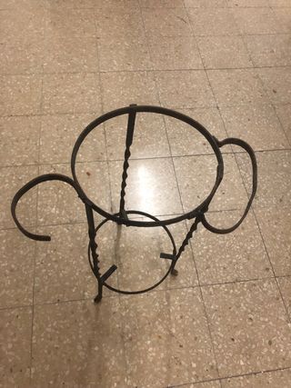 Palanganero antiguo de hierro forjado y cerámica