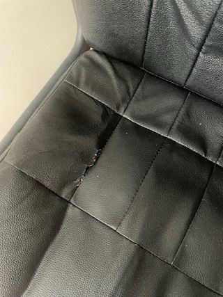 Silla de oficina negra, rueda suelta.