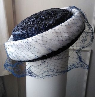 SOMBRERO DE RAFIA AZUL CON REDECILLA. AÑOS 50