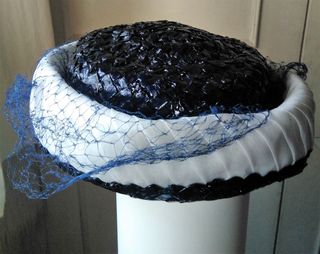 SOMBRERO DE RAFIA AZUL CON REDECILLA. AÑOS 50
