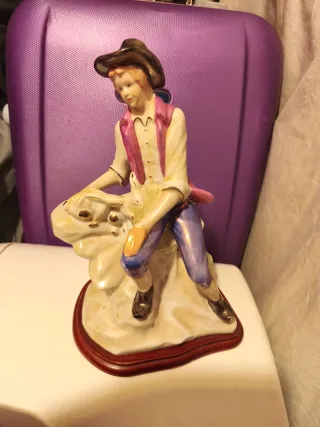 Figura de porcelana de un vaquero