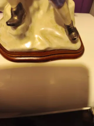 Figura de porcelana de un vaquero