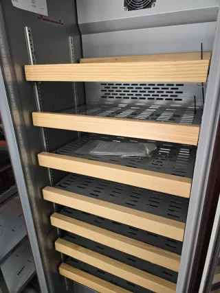 Vinoteca de madera con puerta de cristal