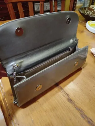 Bolso de mano verde oliva con cadena