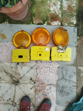 Señalización vial luminosa naranja