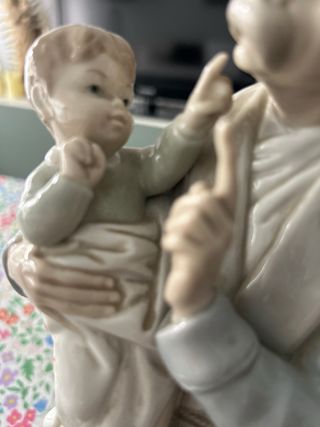 Figura Lladró Abuelo y Bebé