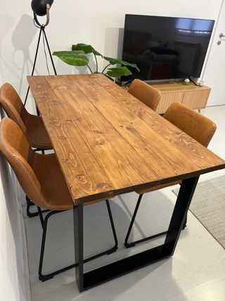 Mesa madera y 4 sillas polipiel