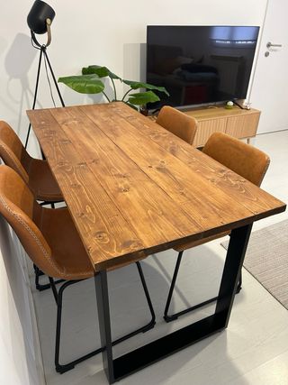 Mesa madera y 4 sillas polipiel