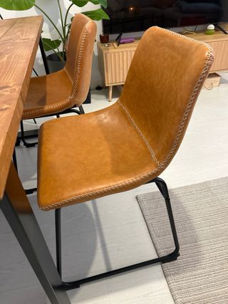 Mesa madera y 4 sillas polipiel