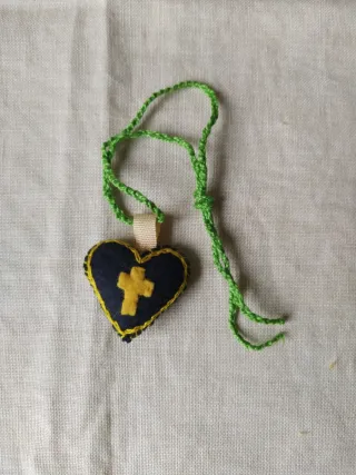 Colgante Corazón Cruz Azul y Amarillo