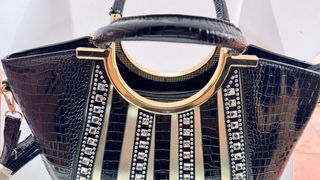 Bolso de dama negro y dorado