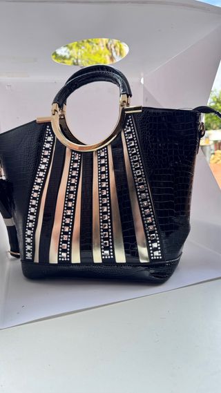 Bolso de dama negro y dorado