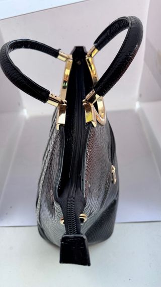 Bolso de dama negro y dorado