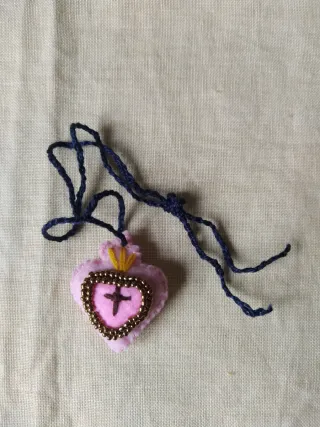 Colgante Corazón Rosa con Bordado Dorado