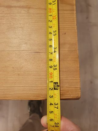 Mesa de madera, se puede añadir 4 sillas y lámpara