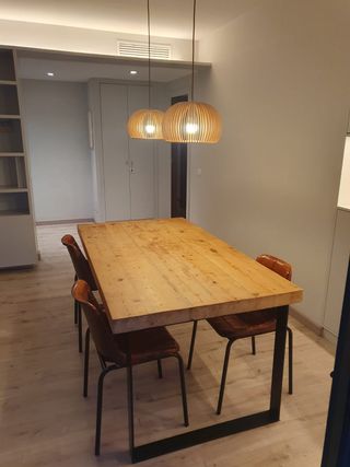 Mesa de madera, se puede añadir 4 sillas y lámpara