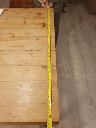 Mesa de madera, se puede añadir 4 sillas y lámpara