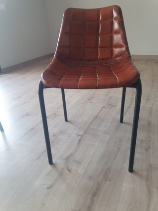 Mesa de madera, se puede añadir 4 sillas y lámpara