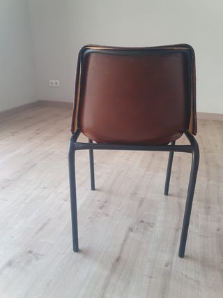 Mesa de madera, se puede añadir 4 sillas y lámpara