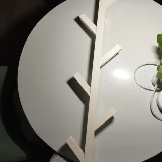 Perchero de madera blanco