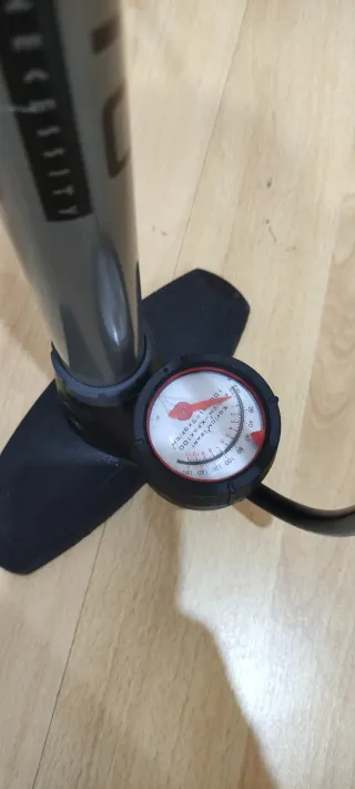 Bomba de pie para bicicleta con manómetro