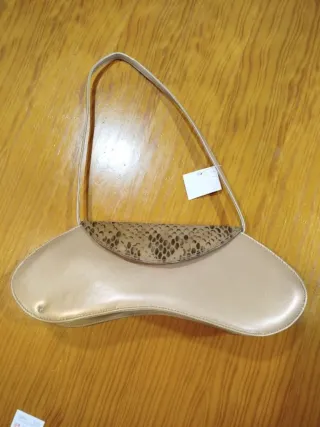 Bolso de fiesta dorado con estampado