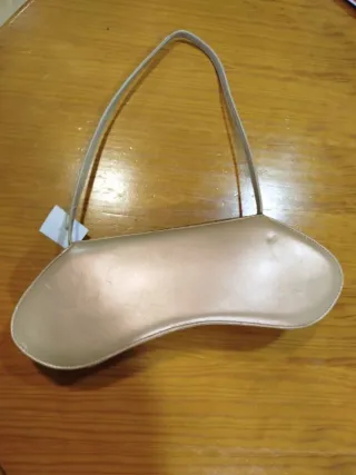 Bolso de fiesta dorado con estampado