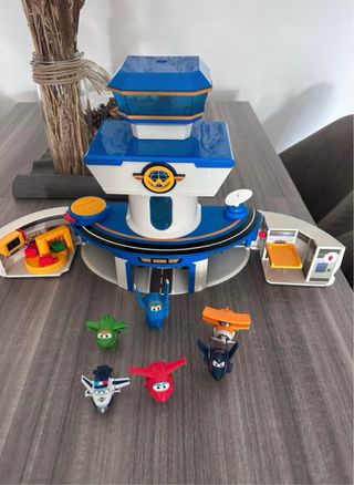 Torre de Control Super Wings + 6 Figuras