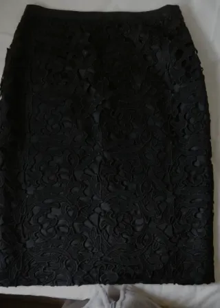 Falda de encaje negro