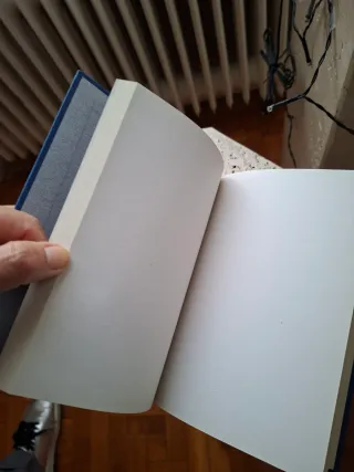 Cuaderno de notas azul con diseño
