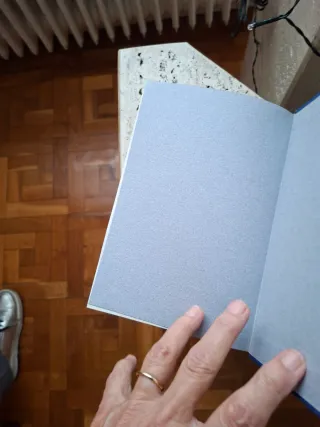Cuaderno de notas azul con diseño